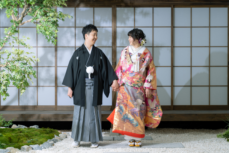 仲良く手を繋いで