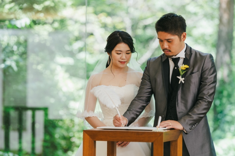 結婚証明書へのサイン