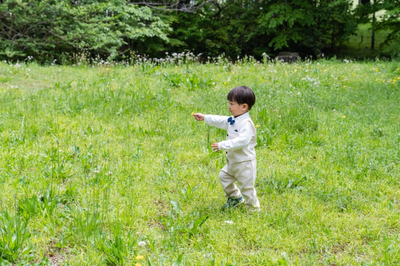 草むらを駆け回る!