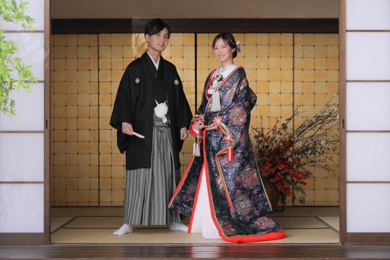 正式な立ち姿で