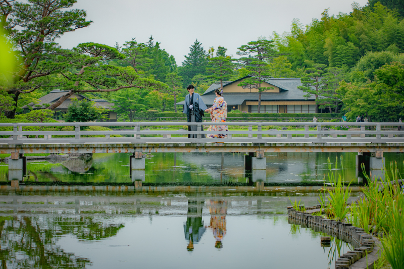 桟橋を渡る二人