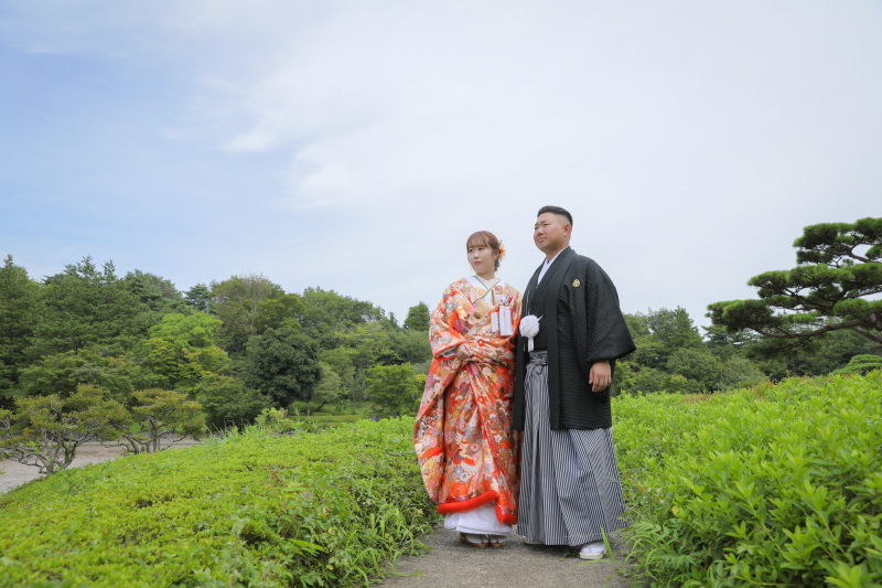 空と緑と和装写真。
