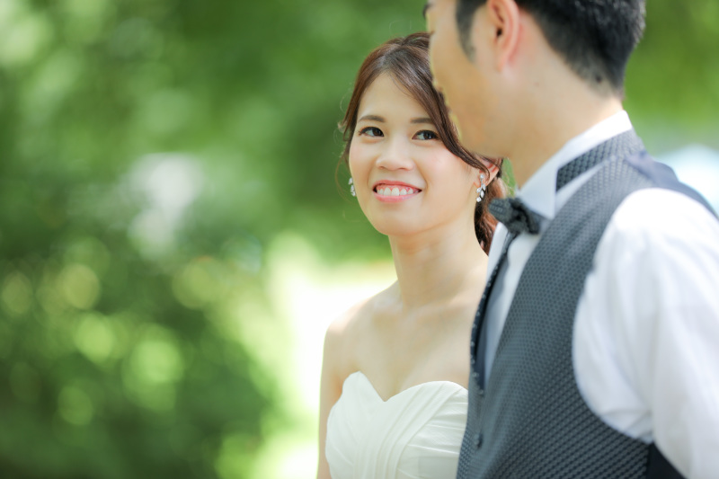 ご新郎様越しの笑顔