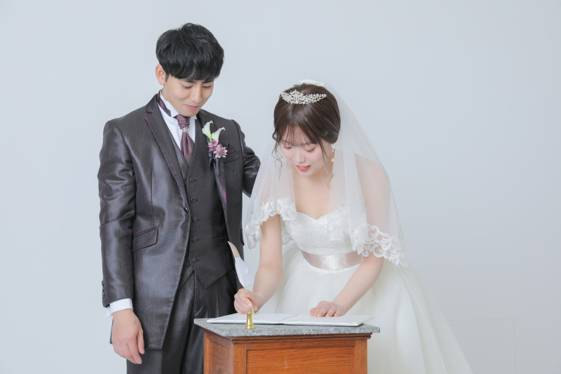 結婚証明書にサイン。