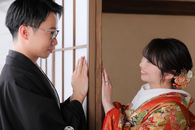 優しく見つめ合い