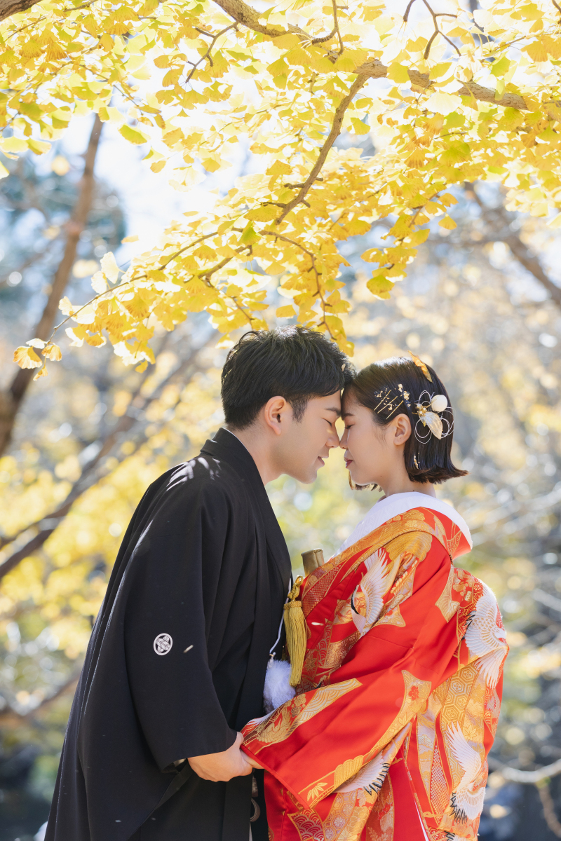 手を取り合って