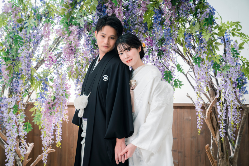 紫色の藤の花に囲まれて