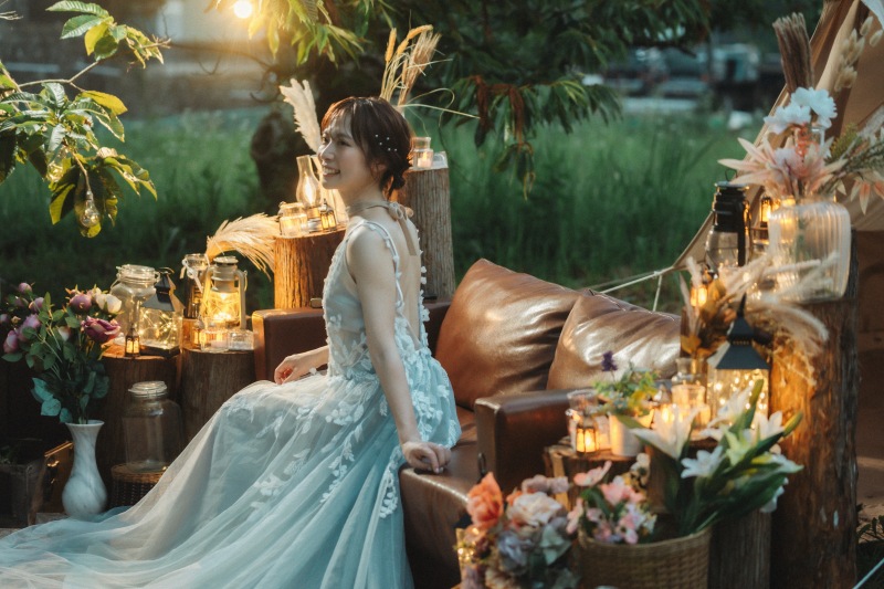 大人の魅力を引き立てるブルーグレーのカラードレス