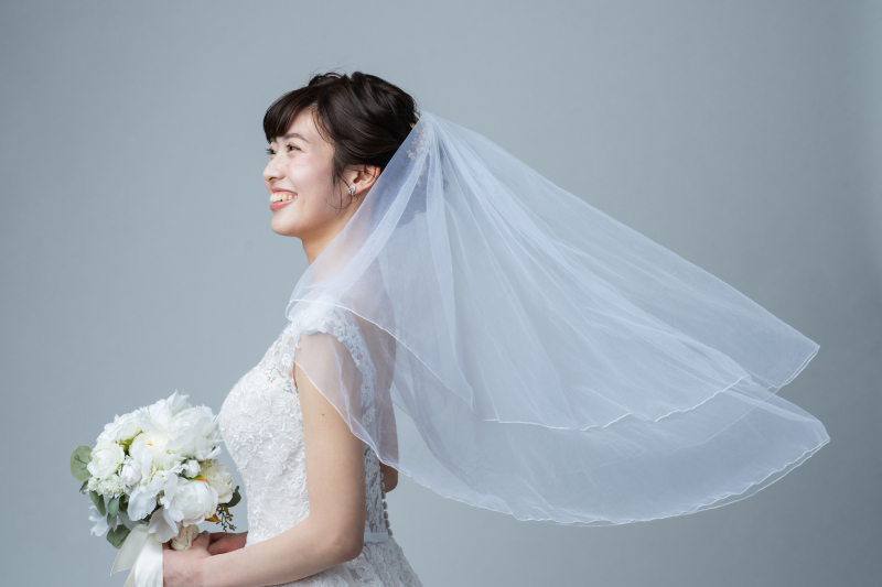 シンプル背景のスタジオでキレイに衣装を見せる