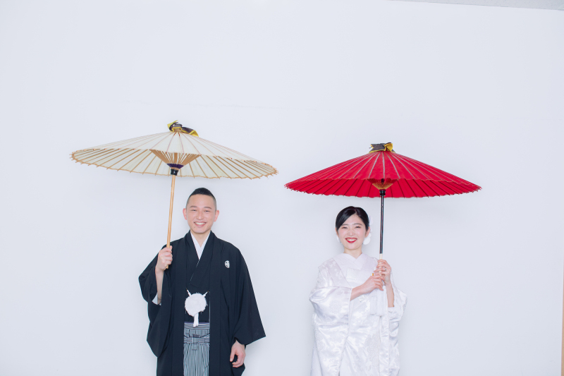 シンプル背景に番傘で華やかに