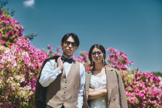鮮やかな花々と青空を背景に、おふたりらしいクールな表情を一枚に。まるで映画のワンシーンのような、印象的なウェディングフォトを残します。