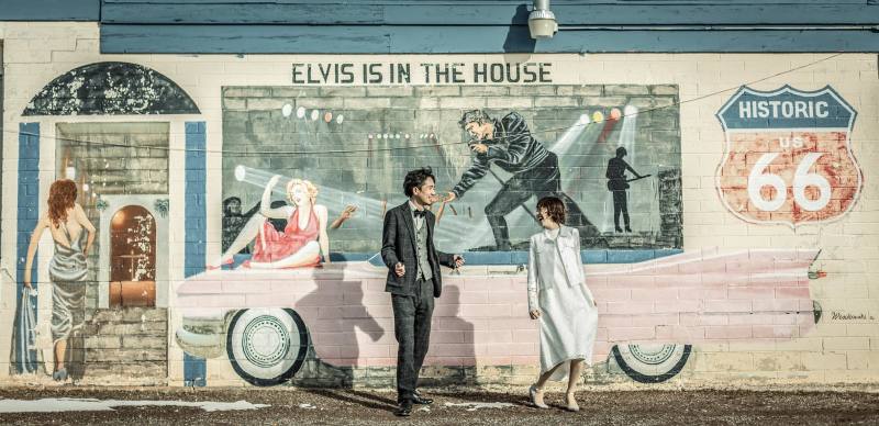 ラスベガスの壁画での1枚二人で曲にのってダンスを楽しんでいるシーンです