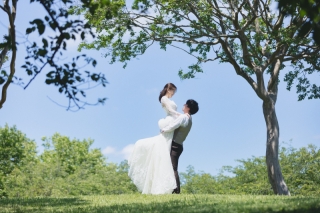 緑のトンネルと青空！大きな木の下で抱っこのショット◎