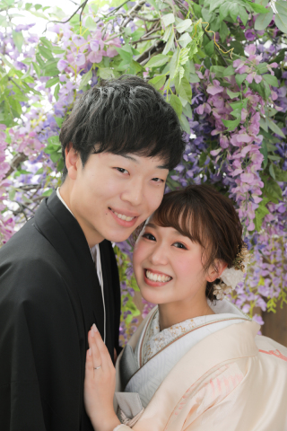 藤のお花と一緒に！お二人の表情も素敵でした！