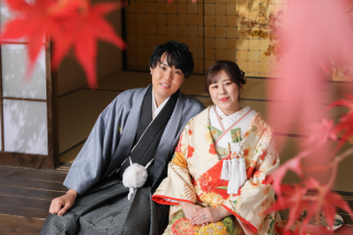 紅葉を楽しんでいる様子のお写真！お二人の雰囲気もすごく素敵！