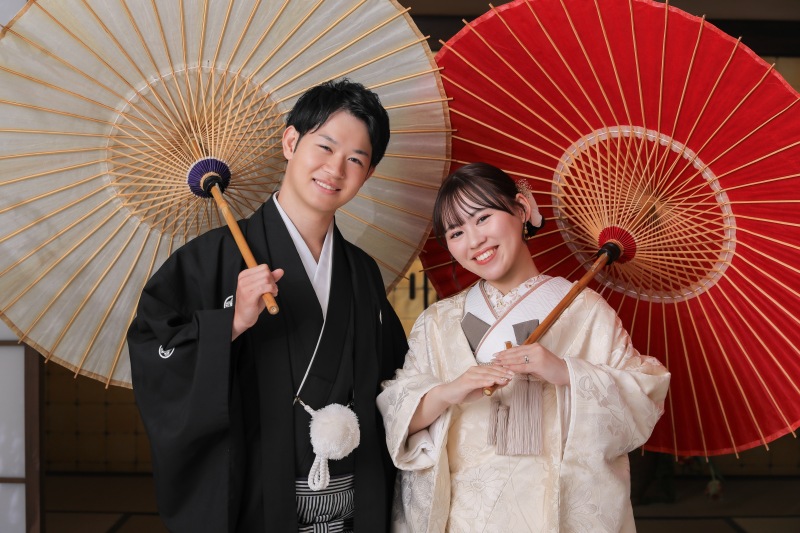 紅白の和傘を使ってパシャリ！白無垢と赤の和傘が映えますね！