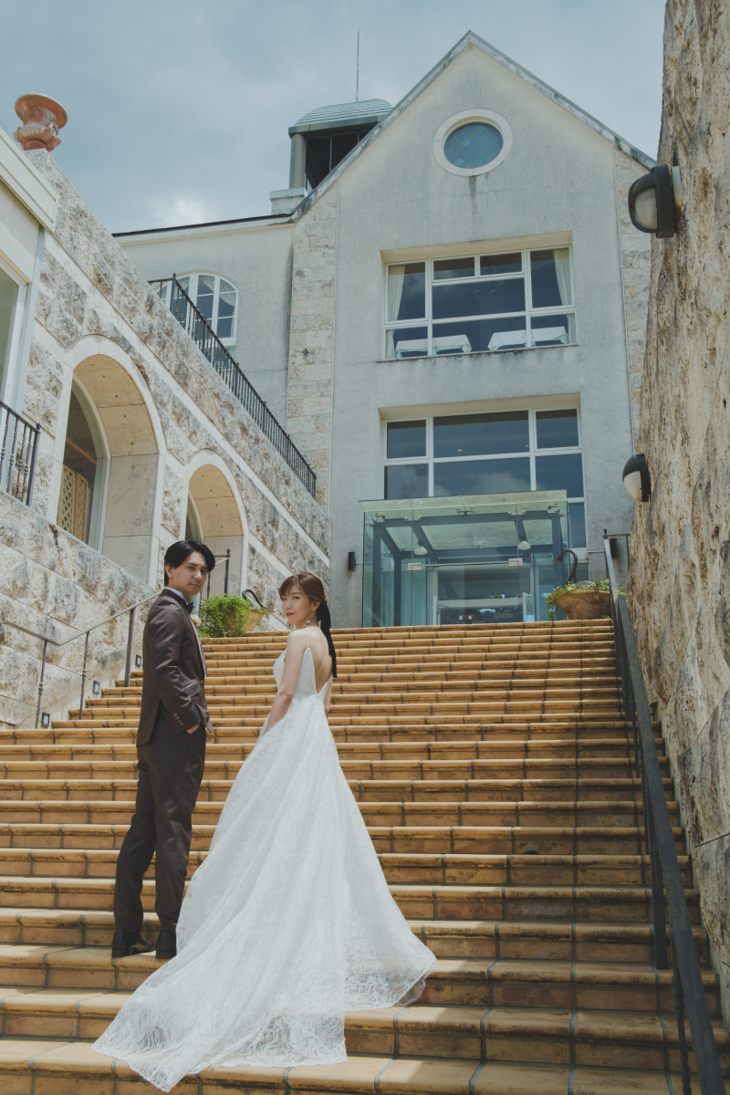 大理石の壁の大階段