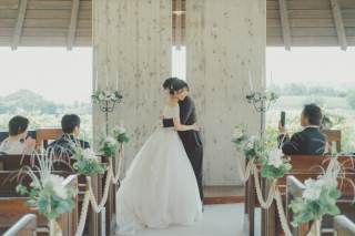 ウェディングフォトで挙式シーンを体験