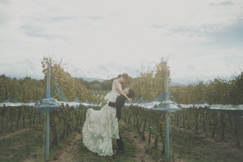 収穫期の名残が感じられるぶどう畑での前撮り