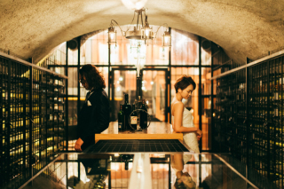 本物のワインセラーで大人な1枚を