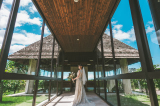 チャペルのバージンロード両サイドに葡萄の樹がおふたりの幸せを祝福するように静かに見守っています。豊かな自然とその中に溶け込む中伊豆ワイナリーを思う存分楽しんだおふたりらしい素敵な１枚を撮影しましょう。