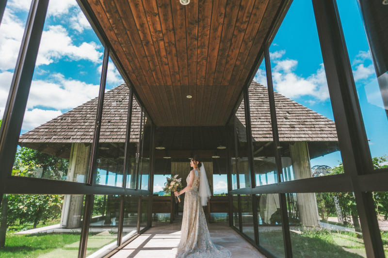 チャペルのバージンロード両サイドに葡萄の樹がおふたりの幸せを祝福するように静かに見守っています。豊かな自然とその中に溶け込む中伊豆ワイナリーを思う存分楽しんだおふたりらしい素敵な1枚を撮影しましょう。