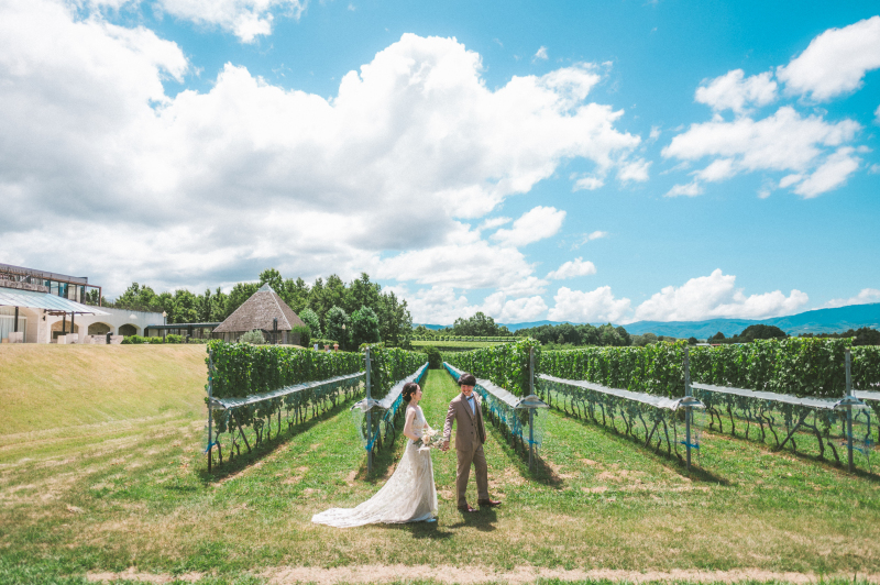 自然の豊かさを一心に感じる事が出来る中伊豆ワイナリーではポーズの指定は不要と感じるほど、ナチュラルなおふたりを撮影することができます。