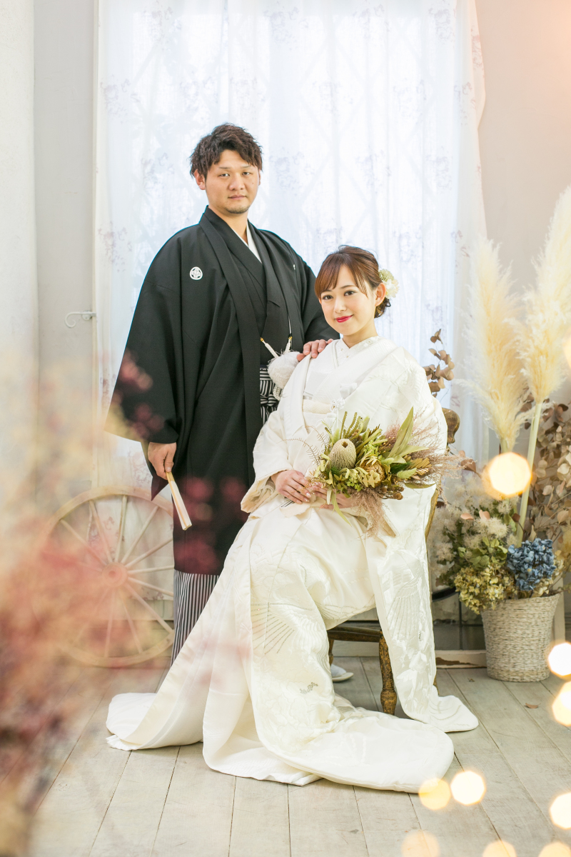 和装によく合うドライブーケを持って