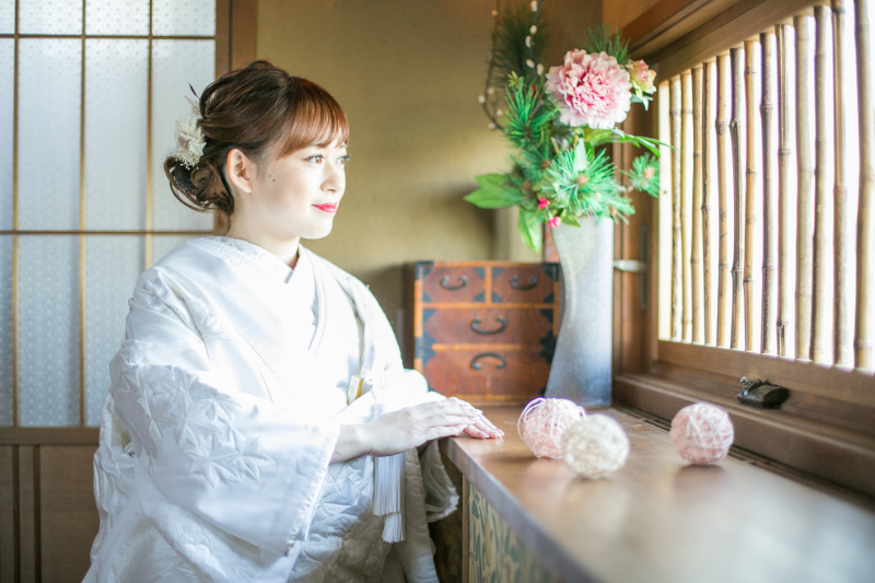 窓からの柔らかい光の中で