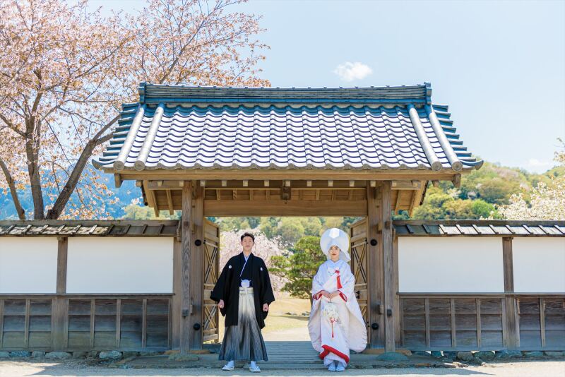 門の前でツーショット