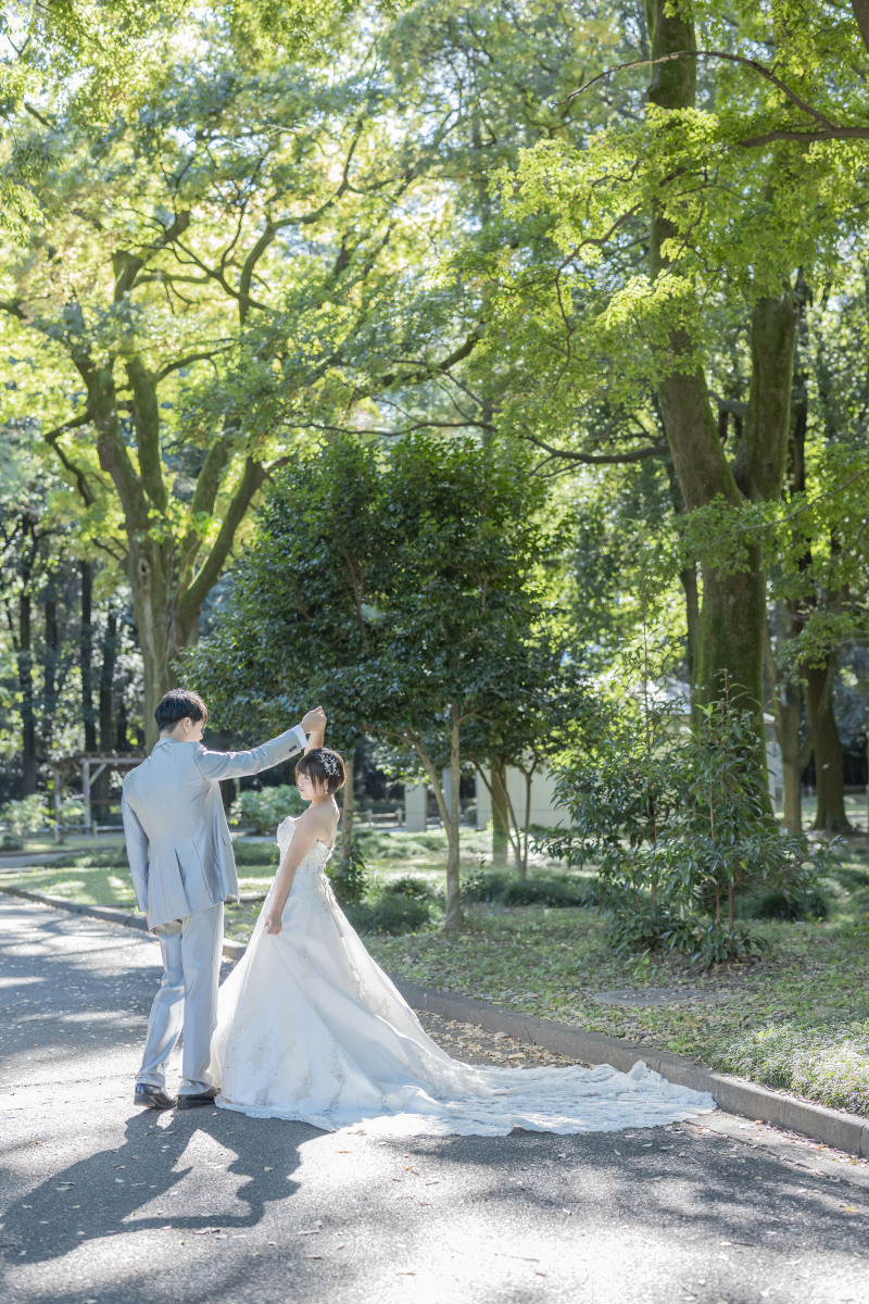 手を取り合い…