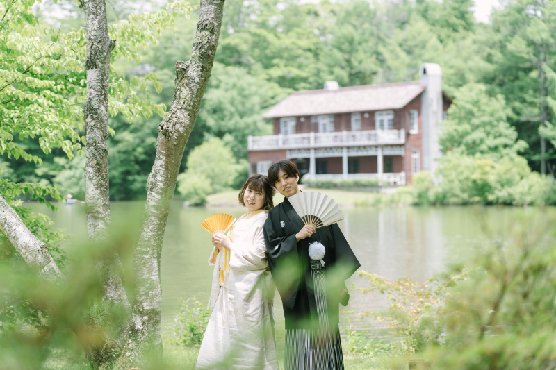 湖畔をバックに