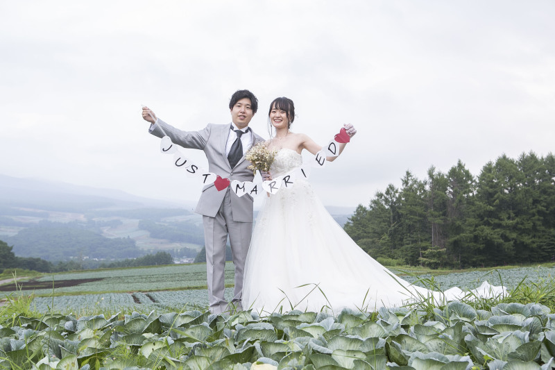 キャベツ畑をバックに