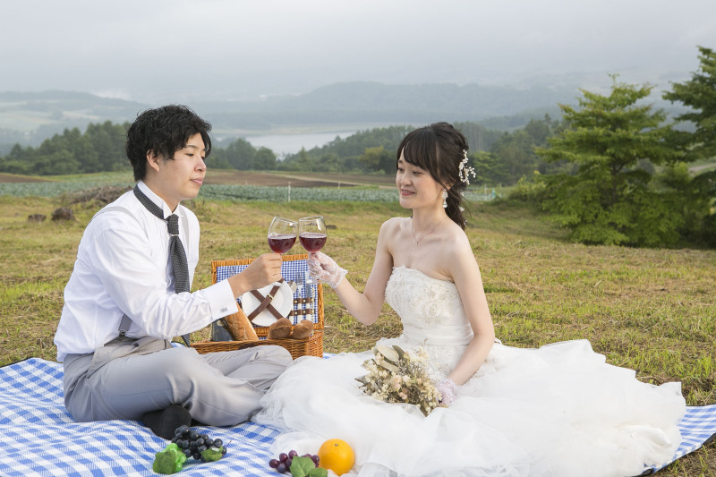 湖をバックにピクニックフォト