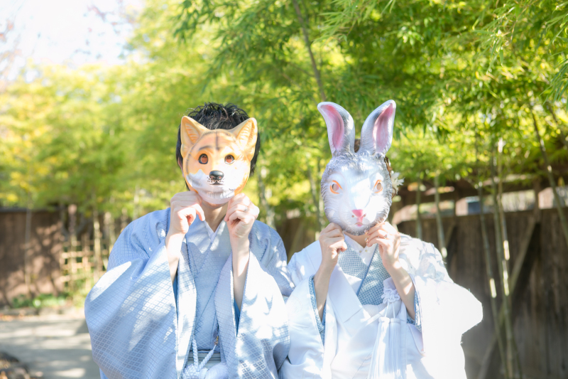 お面をかぶって