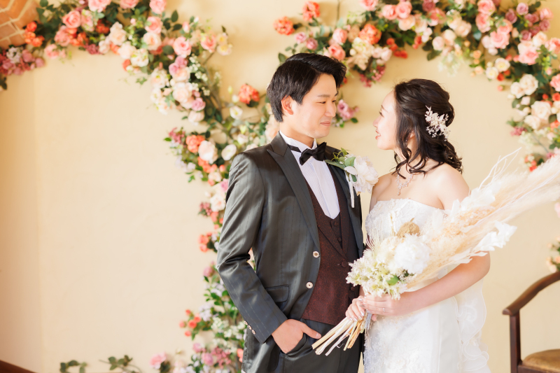 薔薇のアーチの前で