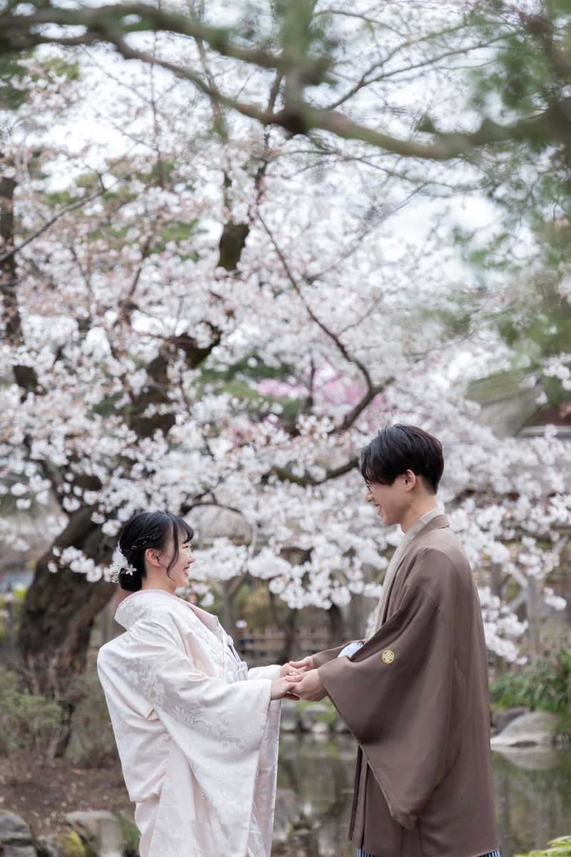 手を取り合って…