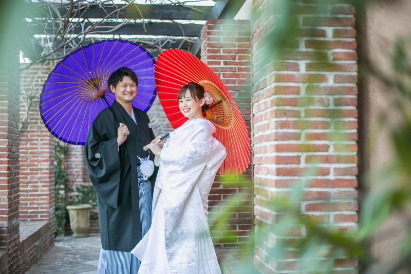 お二人揃ってレンガ造りのガーデンへ