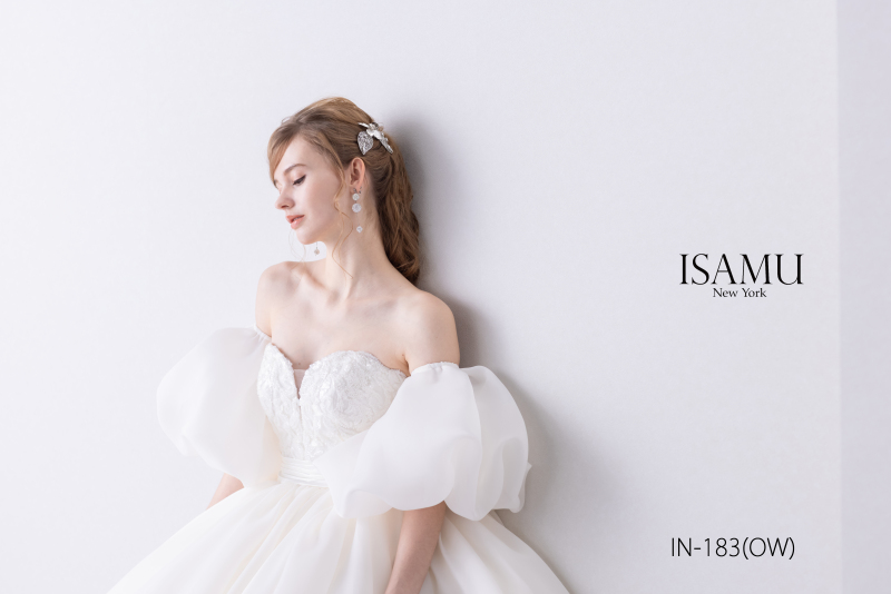 シンプルで上品な素材でもオフショルダーやバックレス