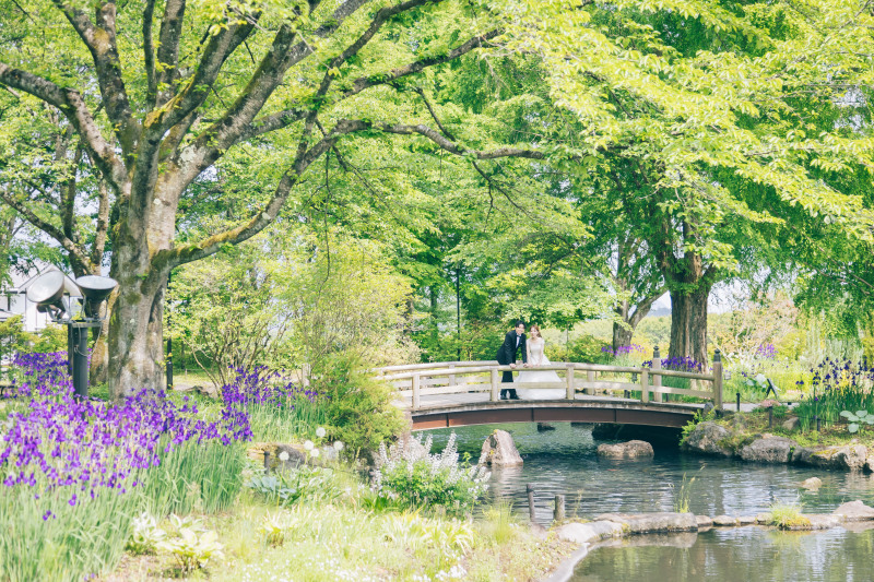 【色んな種類のお花の中で】洋装1着ロケーション