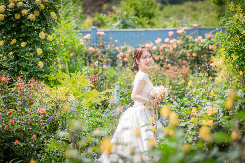 【色んな種類のお花の中で】洋装1着ロケーション