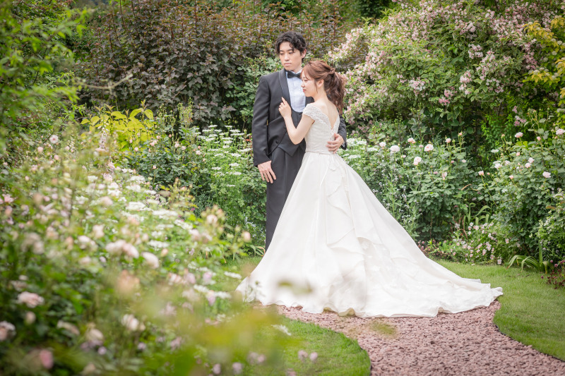 【色んな種類のお花の中で】洋装1着ロケーション