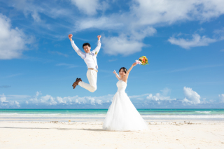 透き通る空に輝く