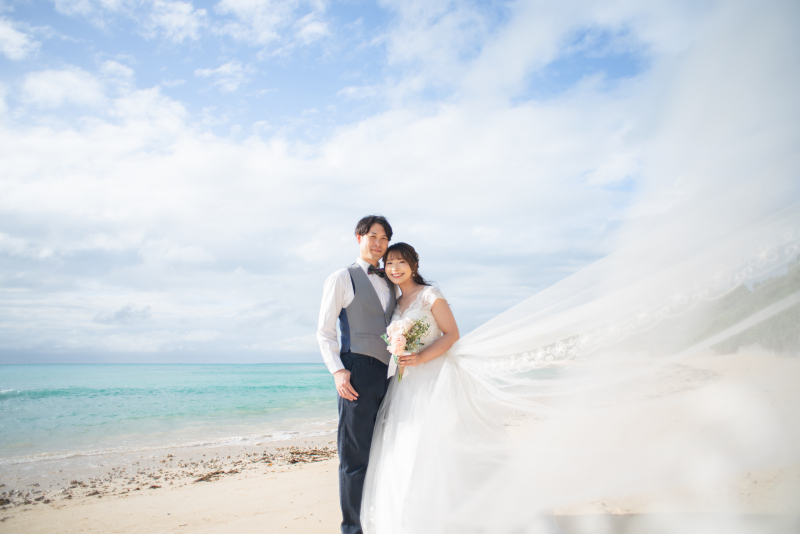 【前撮りパッケージプラン｜ビーチ撮影100カット】ビーチに輝くふたりの笑顔