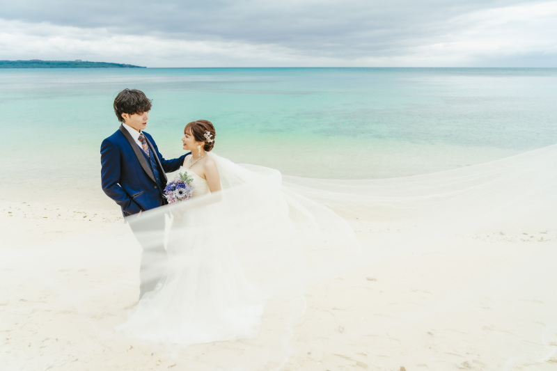 風に乗ってふんわりと舞い上がるウェディングベール