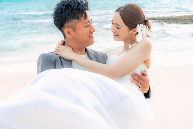 頼もしいご新郎様の腕に包まれたお姫様抱っこポーズ