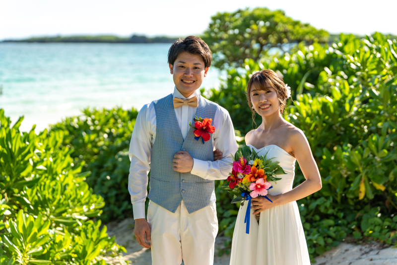 向こう側に見えるビーチに