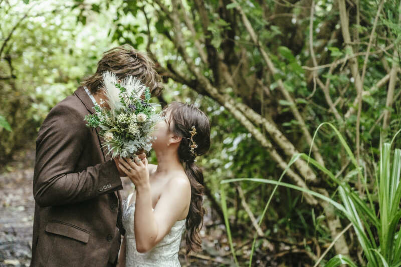 そっとブーケで隠されたおふたりのお顔