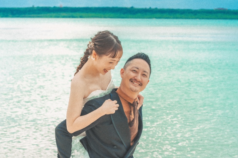 キラキラ輝く海をバックに笑顔でおんぶ♪