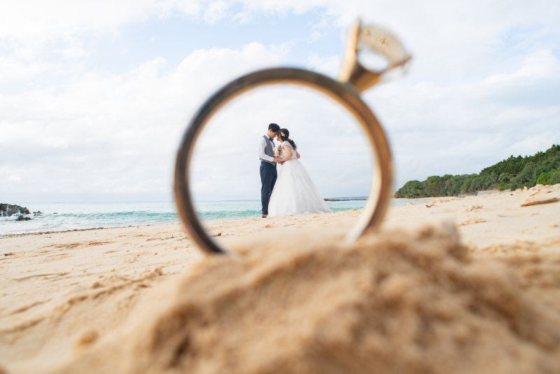 寄り添うお二人を指輪の中にイン！